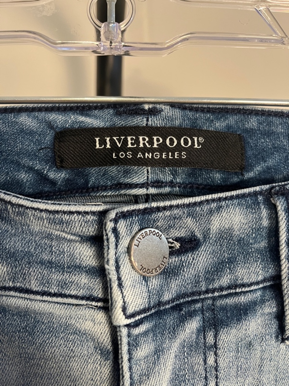 Liverpool Crop Wide Cuff Stretchy Light Wash Blue Jeans Mid Rise Size 6 - Picture 8 of 13